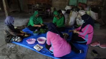  Bantu Memasak, Persit Dan Bhayangkari Tambakrejo, Datangi Dapur Umum Anggota Satgas TMMD Bojonegoro
